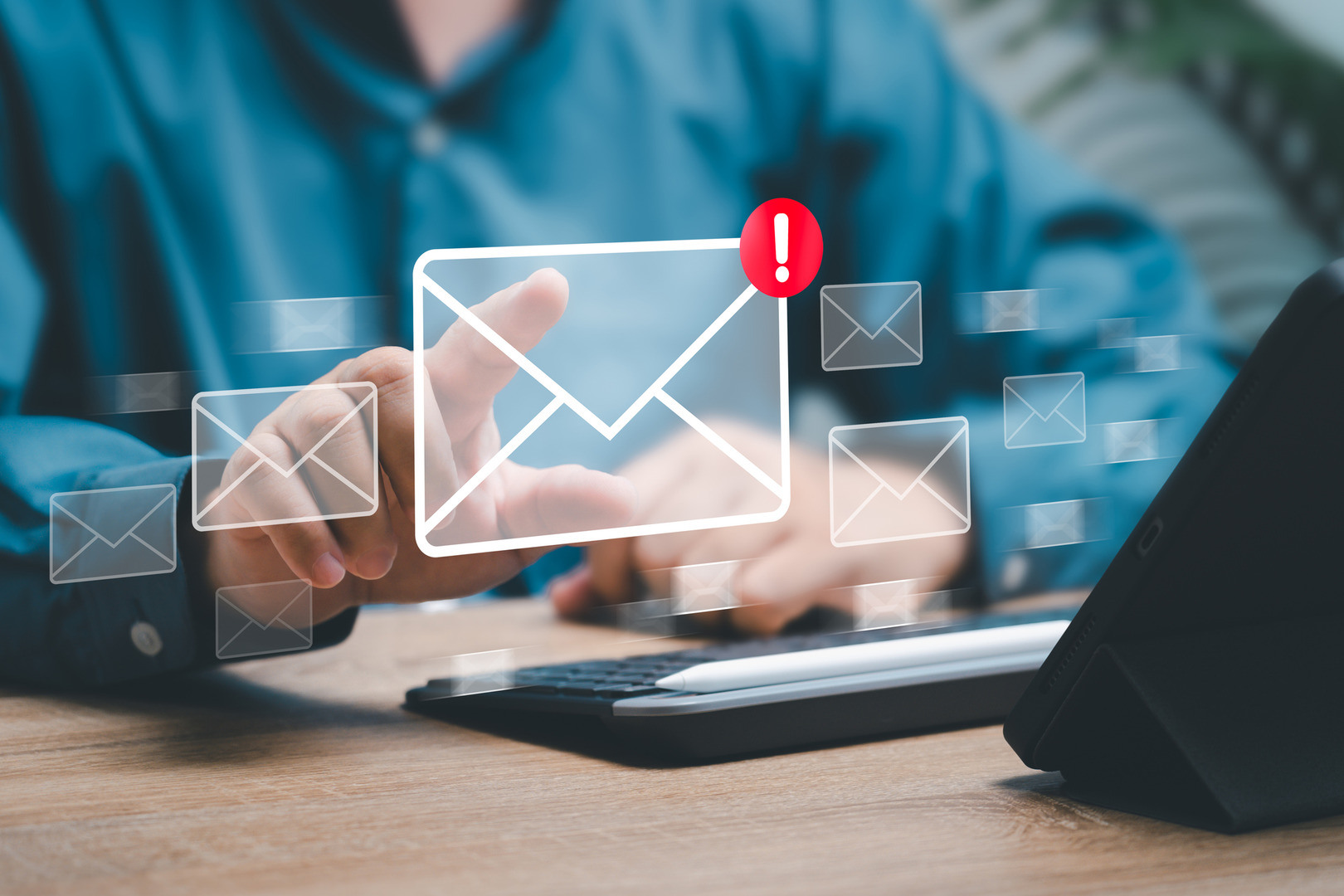 En hånd som trykker på en imaginær epost som henger i luften