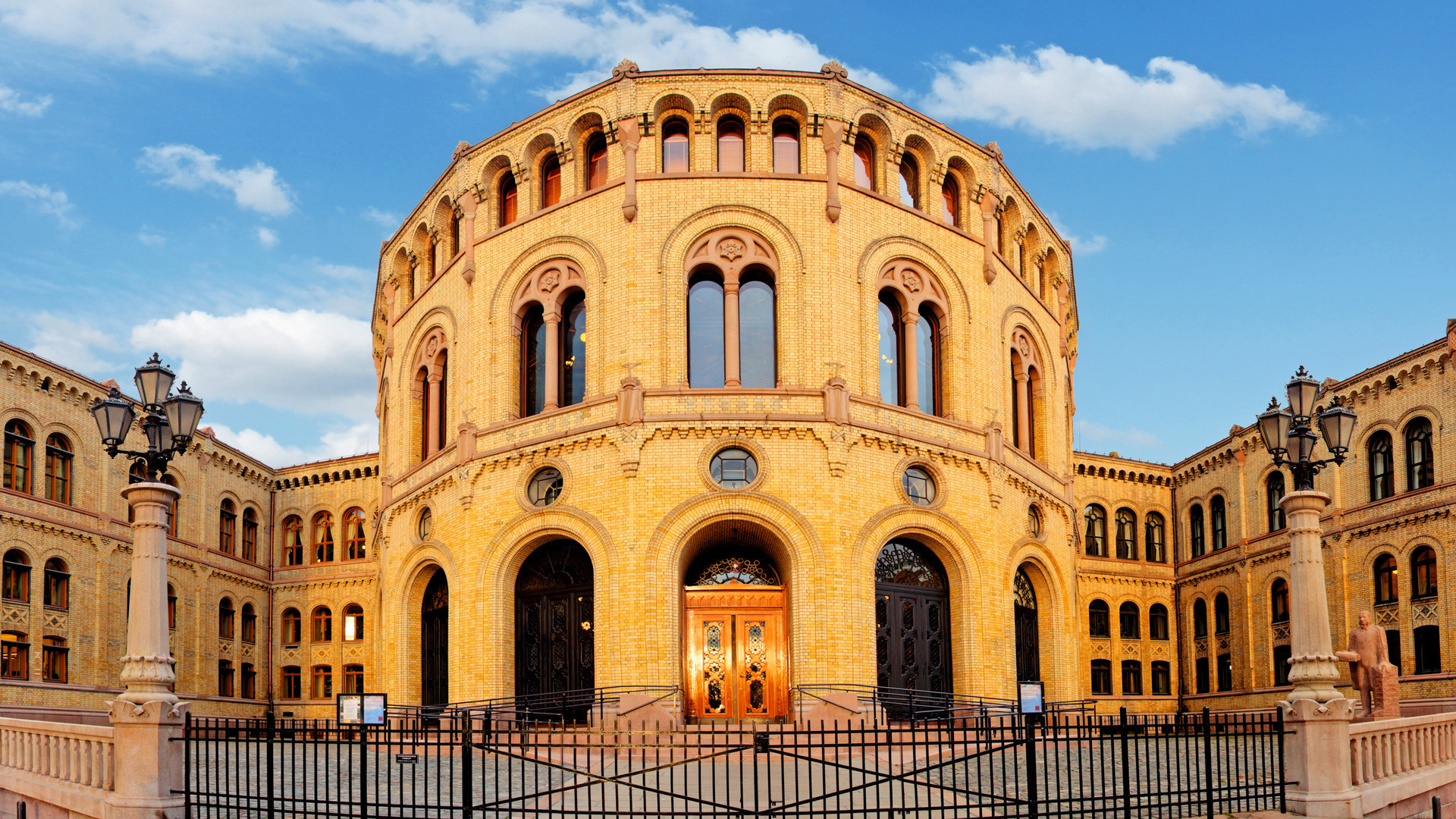 Stortinget, bildet er tatt forn bygningen hvor den bader i sollys.